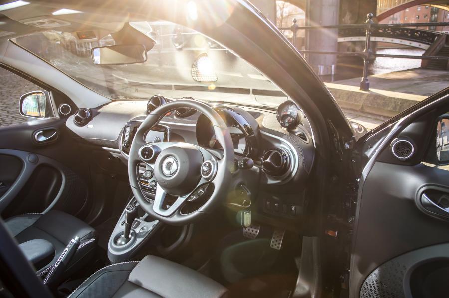 Интерьер Smart ForFour Xclusive by Brabus 2016 года  (UK) (фото 2 из 23)